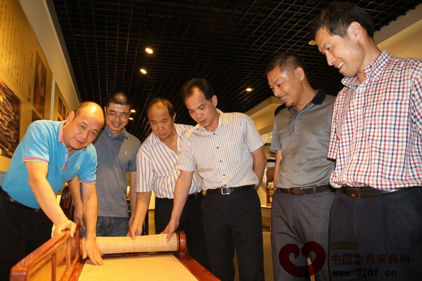 董事長(左三)與中山市大涌鎮(zhèn)黨委書記黃紅全(右三)等觀摩蘇作家具 董事長(左三)與中山市大涌鎮(zhèn)黨委書記黃紅全(右三)等觀摩蘇作家具