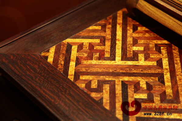 癭木與小葉紫檀以萬字紋有序拼接 癭木與小葉紫檀以萬字紋有序拼接