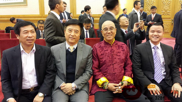 “王爺”愛新覺羅松石(右二)與木寶美家董事長刁紹靈(右一)在北京的會議上結(jié)緣,參觀木寶美家產(chǎn)品后贊嘆不已 “王爺”愛新覺羅松石(右二)與木寶美家董事長刁紹靈(右一)在北京的會議上結(jié)緣,參觀木寶美家產(chǎn)品后贊嘆不已