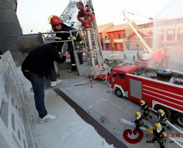 大城縣公安消防大隊(duì)在紅木文化產(chǎn)業(yè)新城內(nèi)進(jìn)行消防實(shí)戰(zhàn)演練 大城縣公安消防大隊(duì)在紅木文化產(chǎn)業(yè)新城內(nèi)進(jìn)行消防實(shí)戰(zhàn)演練