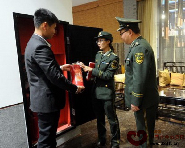 大城縣公安消防大隊(duì)在進(jìn)行消防器材大檢查 大城縣公安消防大隊(duì)在進(jìn)行消防器材大檢查