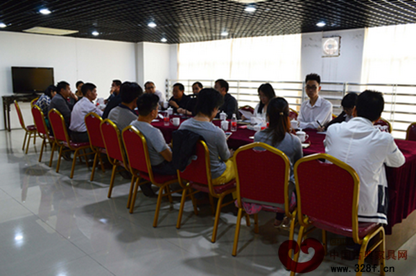 中華商標(biāo)協(xié)會等一行人在新會古典家具城進(jìn)行了關(guān)于紅木古典家具行業(yè)商標(biāo)注冊的調(diào)研會