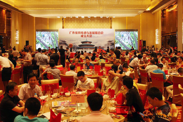 廣作家具傳承與發(fā)展聯(lián)合會(huì)成立大會(huì)邀請(qǐng)數(shù)百位紅木人共襄盛舉 廣作家具傳承與發(fā)展聯(lián)合會(huì)成立大會(huì)邀請(qǐng)數(shù)百位紅木人共襄盛舉