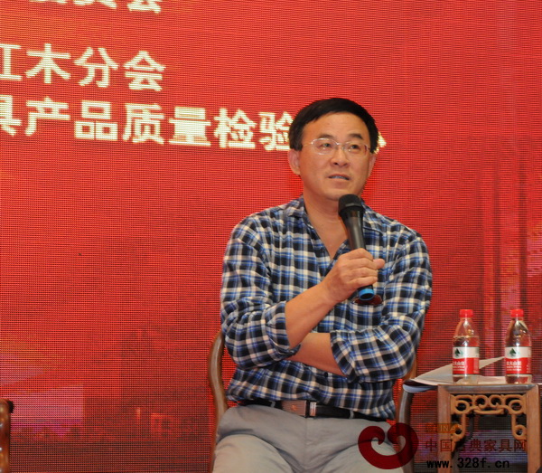 陶偉根（上海木材工業(yè)研究所所長、高級工程師）