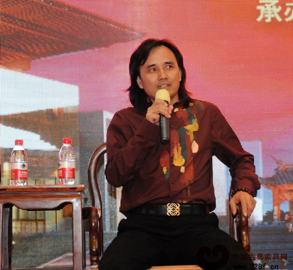 黃小明（浙江新東陽木雕有限公司總設(shè)計師、中國工藝美術(shù)大師）