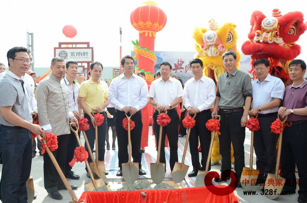 領導嘉賓一同為大涌紅博城放入最后一方混泥土 領導嘉賓一同為大涌紅博城放入最后一方混泥土