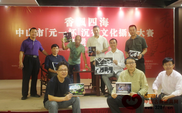 中山市沉香文化攝影大賽獲獎者與紅博城董事長林孟禮(后排右三)合影 中山市沉香文化攝影大賽獲獎者與紅博城董事長林孟禮(后排右三)合影