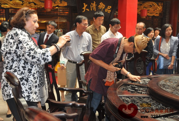 “世界木雕之都”考評組成員被東陽木雕紅木家具深深吸引,紛紛拍照留念 “世界木雕之都”考評組成員被東陽木雕紅木家具深深吸引,紛紛拍照留念