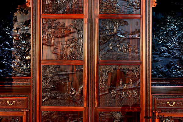 紅木家具上的精美雕刻(大清翰林供圖) 紅木家具上的精美雕刻(大清翰林供圖)