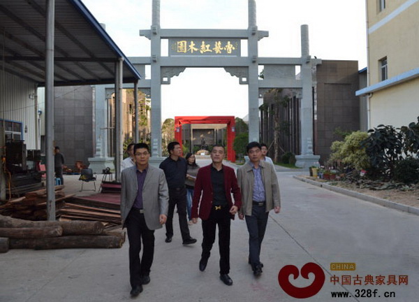 福建莆田市委常委、宣傳部長程強(qiáng)一行參觀仙游紅木家具企業(yè) 福建莆田市委常委、宣傳部長程強(qiáng)一行參觀仙游紅木家具企業(yè)