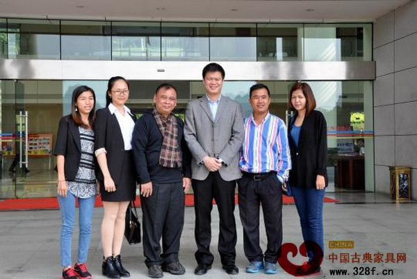 中共憑祥市委常委、宣傳部部長、副市長馮波(右三)與柬埔寨媒體記者合影 中共憑祥市委常委、宣傳部部長、副市長馮波(右三)與柬埔寨媒體記者合影