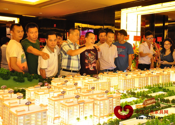 嘉賓們對(duì)南華紅木家具產(chǎn)業(yè)園表現(xiàn)出了極大興趣 嘉賓們對(duì)南華紅木家具產(chǎn)業(yè)園表現(xiàn)出了極大興趣