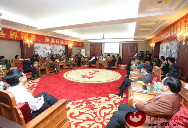 發(fā)布會(huì)現(xiàn)場(chǎng),一行人在了解盛世地天泰的情況 發(fā)布會(huì)現(xiàn)場(chǎng),一行人在了解盛世地天泰的情況