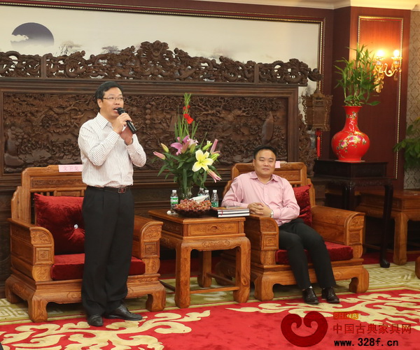 中山市大涌鎮(zhèn)鎮(zhèn)長(zhǎng)文衛(wèi)戈在發(fā)布會(huì)現(xiàn)場(chǎng)致辭 中山市大涌鎮(zhèn)鎮(zhèn)長(zhǎng)文衛(wèi)戈在發(fā)布會(huì)現(xiàn)場(chǎng)致辭