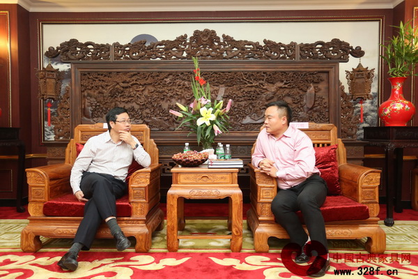 中山市大涌鎮(zhèn)鎮(zhèn)長(zhǎng)文衛(wèi)戈與地天泰紅木董事長(zhǎng)就盛世地天泰的情況進(jìn)行交流 中山市大涌鎮(zhèn)鎮(zhèn)長(zhǎng)文衛(wèi)戈與地天泰紅木董事長(zhǎng)就盛世地天泰的情況進(jìn)行交流