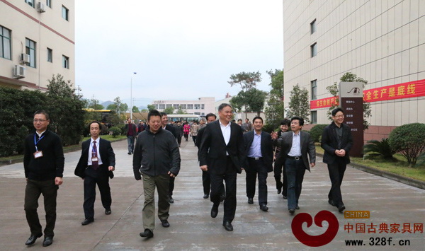 金華市委常委、東陽(yáng)市委書(shū)記徐建華一行前來(lái)參觀明堂紅木