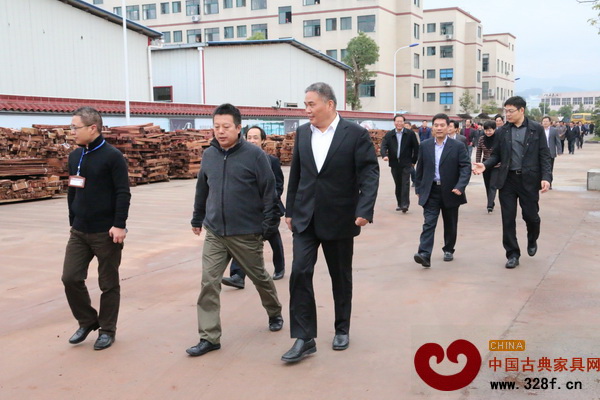 參觀團(tuán)隊(duì)前往明堂廠房參觀