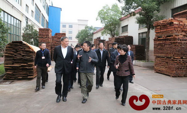 明堂紅木總經(jīng)理張向榮向金華市委常委、東陽(yáng)市委書(shū)記徐建華介紹防塵系統(tǒng)