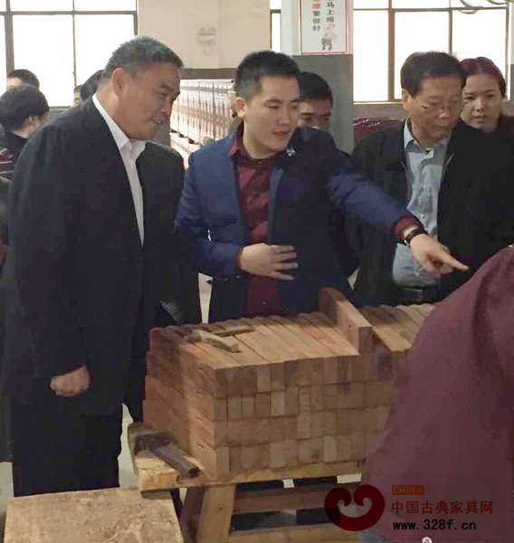 雙洋紅木董事長王海洋向金華市委常委、東陽市委書記徐建華介紹除塵設(shè)備工作情況 雙洋紅木董事長王海洋向金華市委常委、東陽市委書記徐建華介紹除塵設(shè)備工作情況