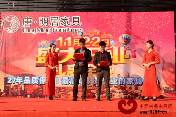 胡春葵總監(jiān)與唐明居紅木揭西店總經(jīng)理張榆共同簽署簽署合作協(xié)議 胡春葵總監(jiān)與唐明居紅木揭西店總經(jīng)理張榆共同簽署簽署合作協(xié)議