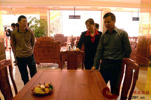 嘉賓們在店內(nèi)欣賞唐明居紅木家具 嘉賓們在店內(nèi)欣賞唐明居紅木家具