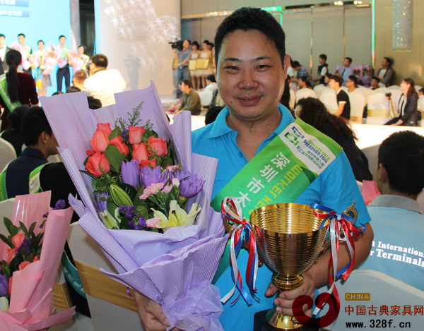 祥利集團(tuán)王國(guó)華領(lǐng)取冠軍獎(jiǎng)杯 祥利集團(tuán)王國(guó)華領(lǐng)取冠軍獎(jiǎng)杯