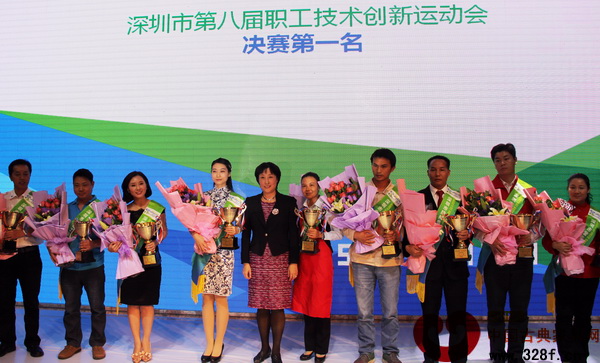 王國(guó)華(左二)出席運(yùn)動(dòng)會(huì)閉幕式頒獎(jiǎng)典禮 王國(guó)華(左二)出席運(yùn)動(dòng)會(huì)閉幕式頒獎(jiǎng)典禮