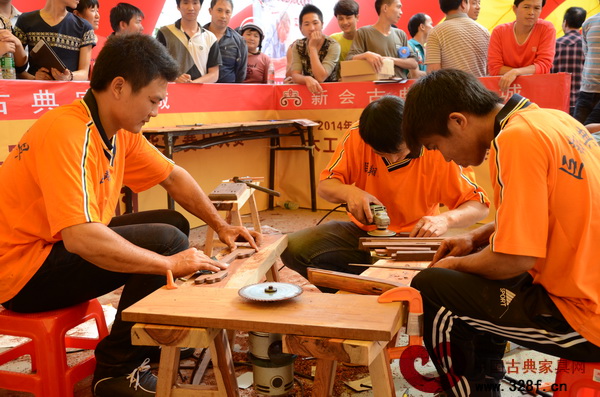 參賽木工正在認真制作參賽作品 參賽木工正在認真制作參賽作品