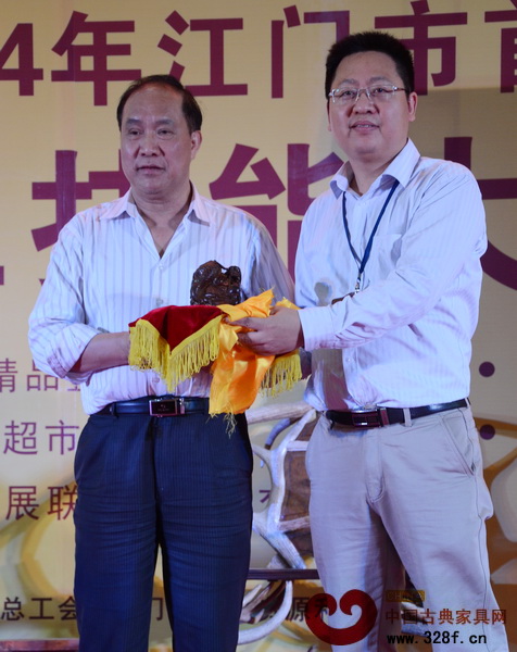 袁秋耘從廣作家具傳承與發(fā)展聯(lián)合會首任會長、蕭照興手中接過輪值會長玉璽,成為新一任輪值會長 袁秋耘從廣作家具傳承與發(fā)展聯(lián)合會首任會長、蕭照興手中接過輪值會長玉璽,成為新一任輪值會長