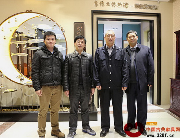 煙臺(tái)的消費(fèi)者與東作云高管現(xiàn)場(chǎng)合影留念