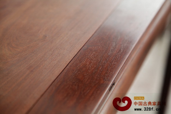 用髹漆工具不斷打磨擦拭后的家具光澤度和細(xì)膩度都會比沒有打磨擦拭過的好很多 用髹漆工具不斷打磨擦拭后的家具光澤度和細(xì)膩度都會比沒有打磨擦拭過的好很多