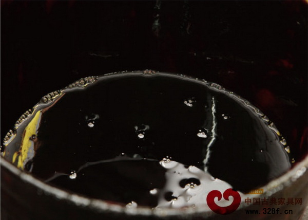 生漆靜置一段時間,會自動分上中下三層,最上層為黑油面,中層為黃色,底層為粉色 生漆靜置一段時間,會自動分上中下三層,最上層為黑油面,中層為黃色,底層為粉色