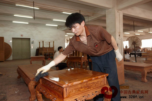 區(qū)氏臻品工匠正在刮灰上漆 區(qū)氏臻品工匠正在刮灰上漆