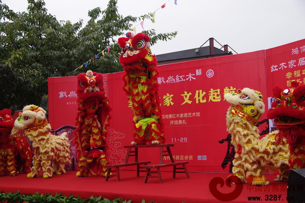 開業(yè)儀式上金獅起舞慶賀祝福 開業(yè)儀式上金獅起舞慶賀祝福