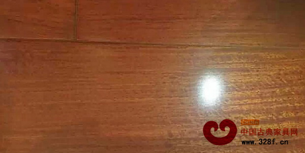 手電筒照射下,緬甸花梨表面的熒光效果,左右兩側(cè)區(qū)別明顯 手電筒照射下,緬甸花梨表面的熒光效果,左右兩側(cè)區(qū)別明顯