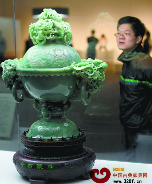 首屆中國(guó)當(dāng)代工藝美術(shù)雙年展展出的精美玉器 首屆中國(guó)當(dāng)代工藝美術(shù)雙年展展出的精美玉器