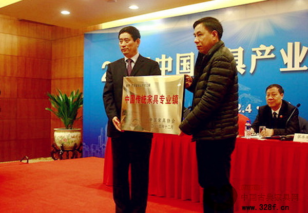 廣東省臺山市大江鎮(zhèn)被授予“中國傳統(tǒng)家具專業(yè)鎮(zhèn)”榮譽稱號