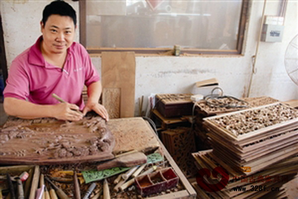 2014“觀瀾杯”全國(guó)紅木雕刻大賽特等獎(jiǎng)得主王國(guó)華 2014“觀瀾杯”全國(guó)紅木雕刻大賽特等獎(jiǎng)得主王國(guó)華