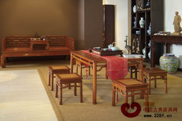 區(qū)氏臻品制作的很多明式風(fēng)格、蘇作風(fēng)格的家具都采用了軟屜 區(qū)氏臻品制作的很多明式風(fēng)格、蘇作風(fēng)格的家具都采用了軟屜