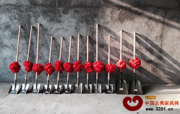 并排擺放的捧起最后一方混凝土的鐵鏟 并排擺放的捧起最后一方混凝土的鐵鏟