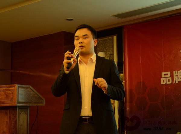 中國古典家具網(wǎng)技術(shù)總監(jiān)羅建軍分享了微營銷的應(yīng)用 中國古典家具網(wǎng)技術(shù)總監(jiān)羅建軍分享了微營銷的應(yīng)用