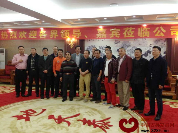 東陽市領導與中山東陽籍紅木家具企業(yè)負責人合影 東陽市領導與中山東陽籍紅木家具企業(yè)負責人合影
