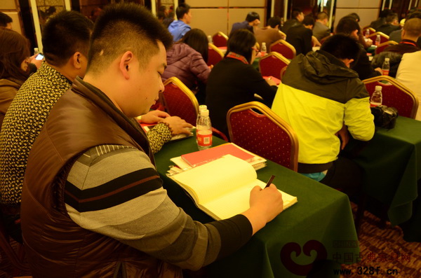 參會企業(yè)代表邊聽課邊認(rèn)真做筆記 參會企業(yè)代表邊聽課邊認(rèn)真做筆記