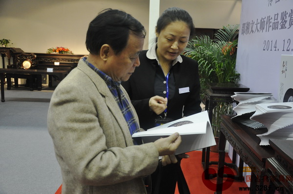 參會者認真翻閱《泰和》的內容,不時詢問泰和園銷售人員 參會者認真翻閱《泰和》的內容,不時詢問泰和園銷售人員