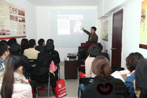 中國古典家具網(wǎng)、《品牌紅木》雜志CEO林偉華作了品牌營銷的分享 中國古典家具網(wǎng)、《品牌紅木》雜志CEO林偉華作了品牌營銷的分享