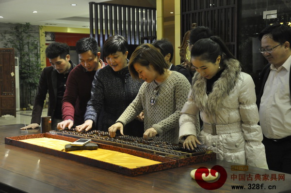 通過一下午的了解與體驗(yàn),學(xué)員們對紅木家具給予高度贊譽(yù) 通過一下午的了解與體驗(yàn),學(xué)員們對紅木家具給予高度贊譽(yù)