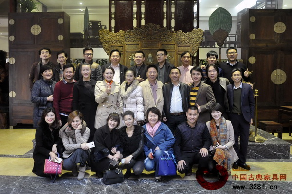 中山大學(xué)EMBA34班的學(xué)員們合影留念 中山大學(xué)EMBA34班的學(xué)員們合影留念