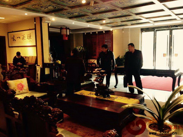 客人來振宇紅木展廳進行參觀 