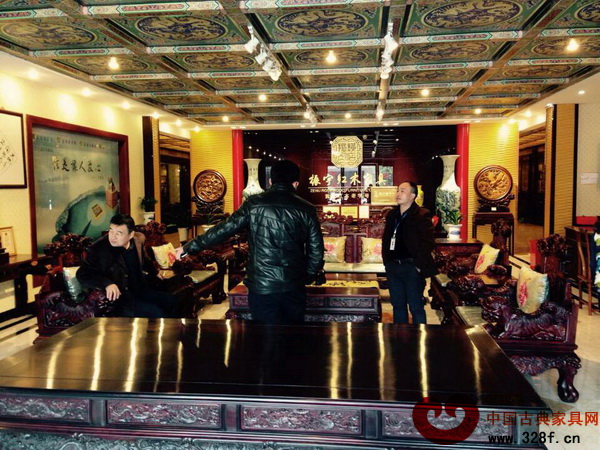 客人對家具的細節(jié)進行詢問 