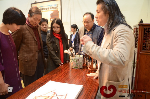 伍氏興隆董事長伍炳亮向參觀者介紹自己設(shè)計(jì)的家具 伍氏興隆董事長伍炳亮向參觀者介紹自己設(shè)計(jì)的家具